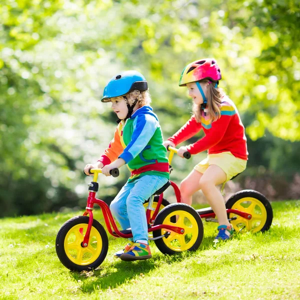 Gyerekek lovagolni egyensúly bike parkban — Stock Fotó