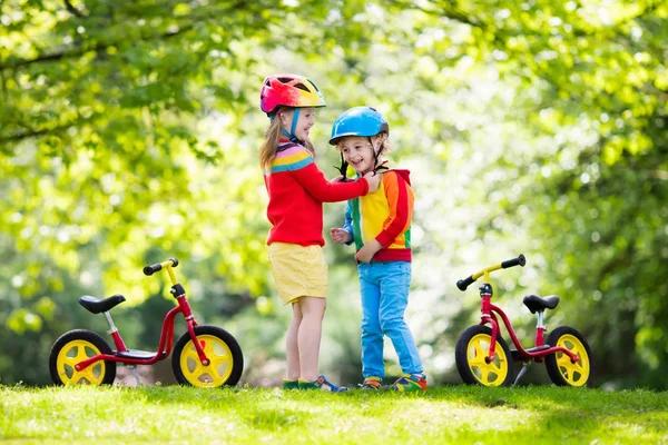 Děti jezdit na kole rovnováhu v parku — Stock fotografie
