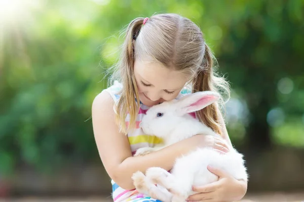 Ребенок с кроликом. Пасхальный кролик. Дети и домашние животные . — стоковое фото