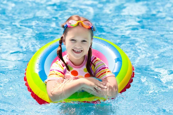 Niño en la piscina. Los niños nadan. Juego de agua . — Foto de Stock