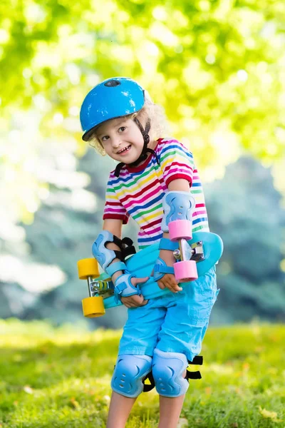 여름 파크에서 어린이 승마 스케이트 보드 — 스톡 사진
