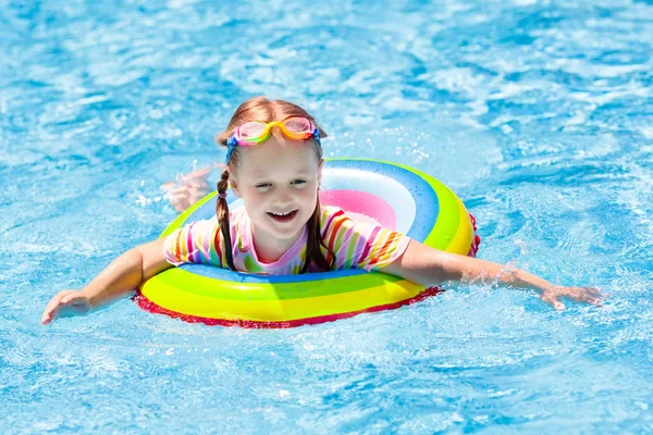 Niño en la piscina. Los niños nadan. Juego de agua . — Foto de Stock