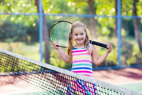 Dítě hrající tenis na venkovní kurt — Stock fotografie