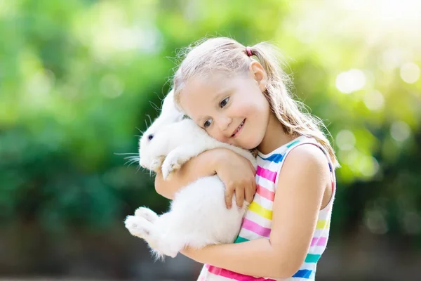 Niño con conejo. Conejito de Pascua. Niños y mascotas . — Foto de Stock