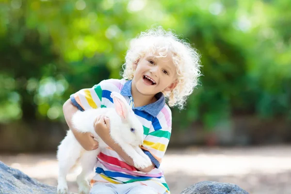 Kind met konijn. Paashaas. Kinderen en huisdieren. — Stockfoto