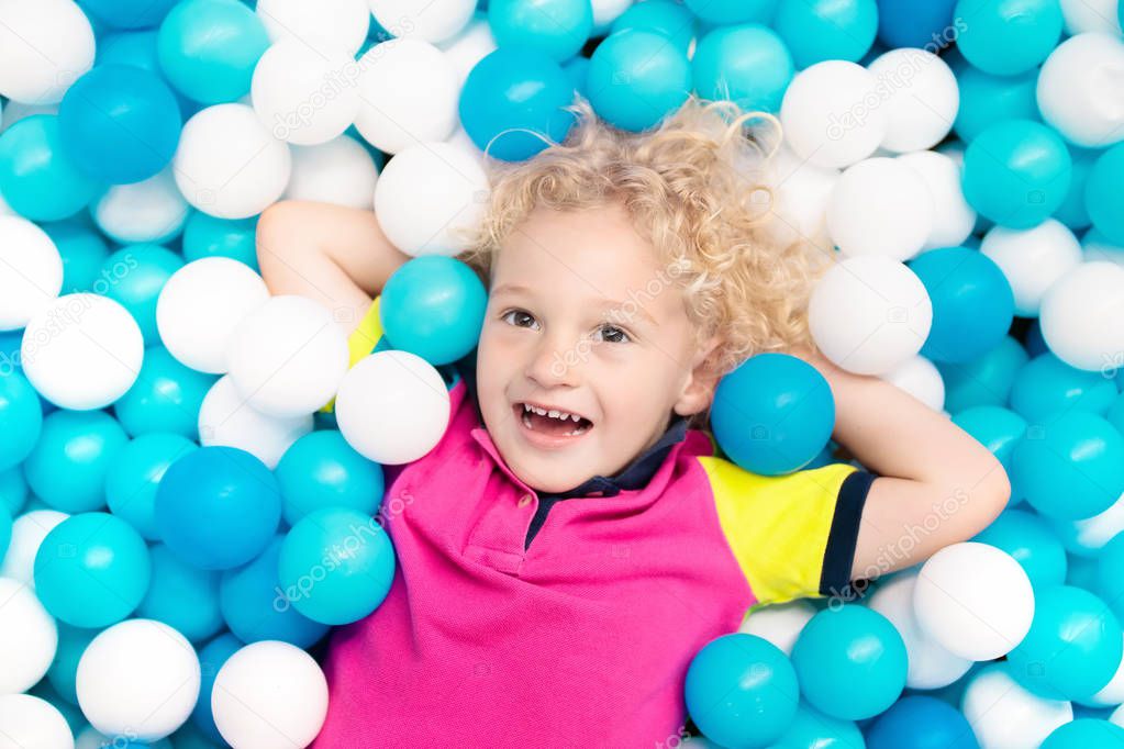 Kids play in ball pit. Child playing in balls pool — Stock Photo