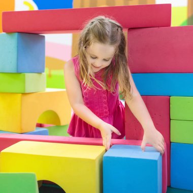 Çocuklar oynar. İnşaat oyuncak blok. Çocuk oyuncakları