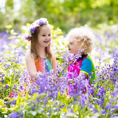 Çocuklar bluebell çiçekli Bahçe aletleri