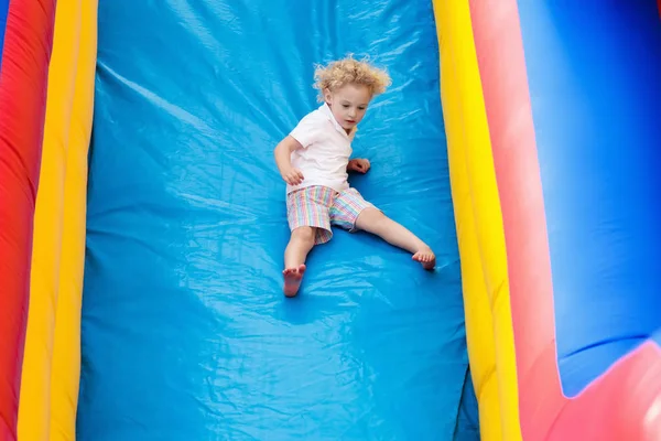 Niño saltando en el trampolín del patio. Niños saltan . —  Fotos de Stock