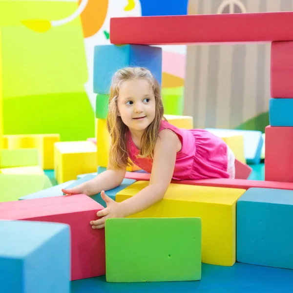 Kinderen spelen. Bouw blokken. Kind speelgoed — Stockfoto