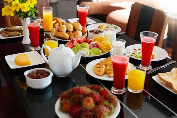 Sağlıklı aile kahvaltı. Meyve, ekmek, meyve suyu. — Stok fotoğraf