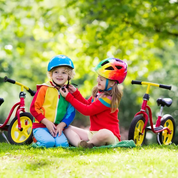 Kinderen rijden Loopfiets in park — Stockfoto
