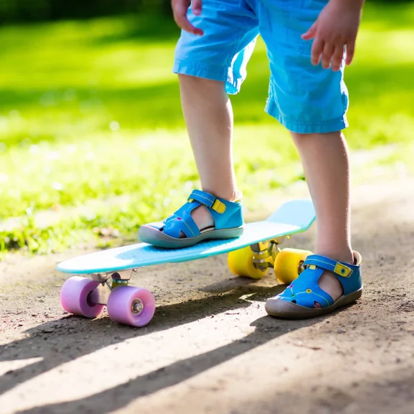 Kind fährt Skateboard im Sommerpark — Stockfoto