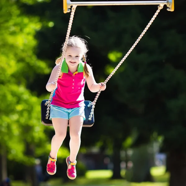 Barn leker på lekplatsen utomhus i sommar — Stockfoto