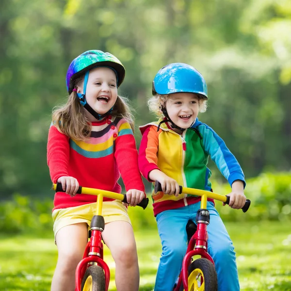 Bicicleta de equilibrio para niños en parque —  Fotos de Stock
