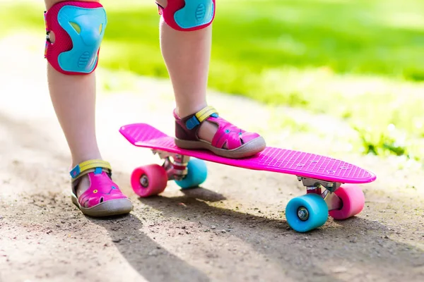 Детский скейтборд в летнем парке — стоковое фото