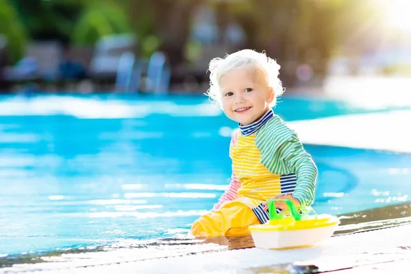 Baby i poolen. Familjens sommarsemester. — Stockfoto