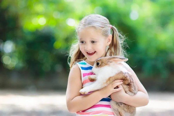 Дитина з кроликом. Великодній кролик. Діти і тварини . — стокове фото