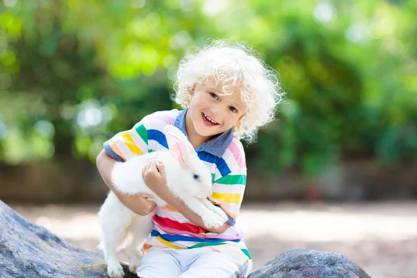 Kind met konijn. Paashaas. Kinderen en huisdieren. — Stockfoto