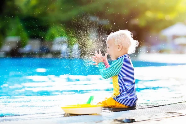 Baby i poolen. Familjens sommarsemester. — Stockfoto