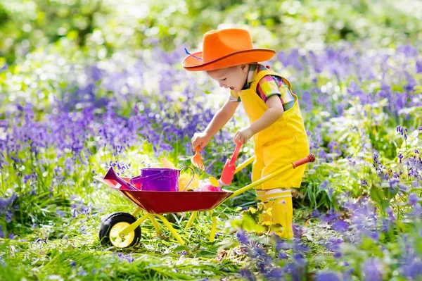 Niños en bluebell garden — Foto de Stock