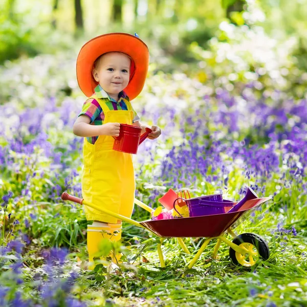 Děti v zahradě bluebell — Stock fotografie