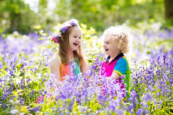 Barn med bluebell blommor, trädgårdsredskap — Stockfoto