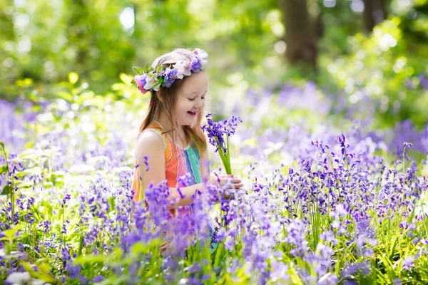 Kinderen in bluebell tuin — Stockfoto