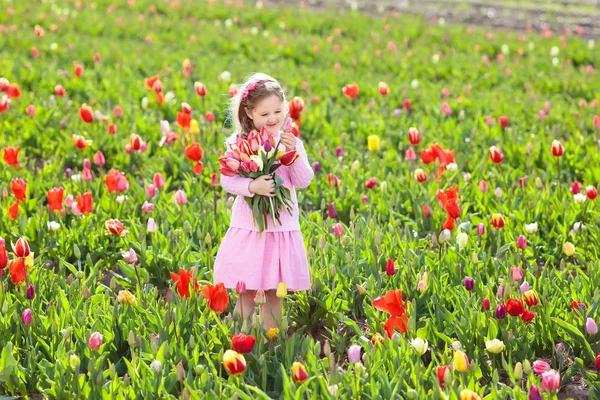 Malá holčička v Keukenhof zahrady — Stock fotografie