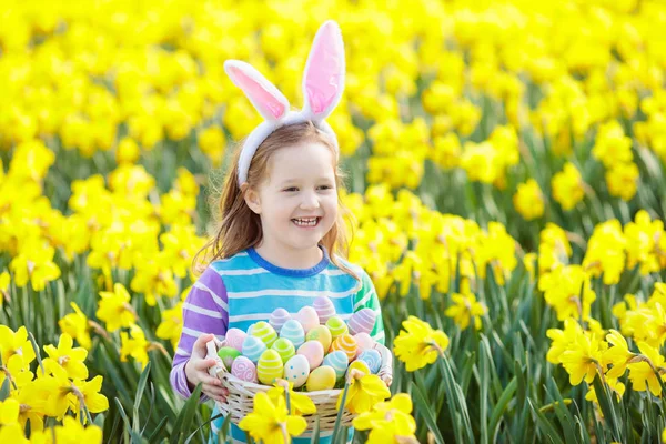 Dziecko z bunny uszy na Easter egg hunt — Zdjęcie stockowe