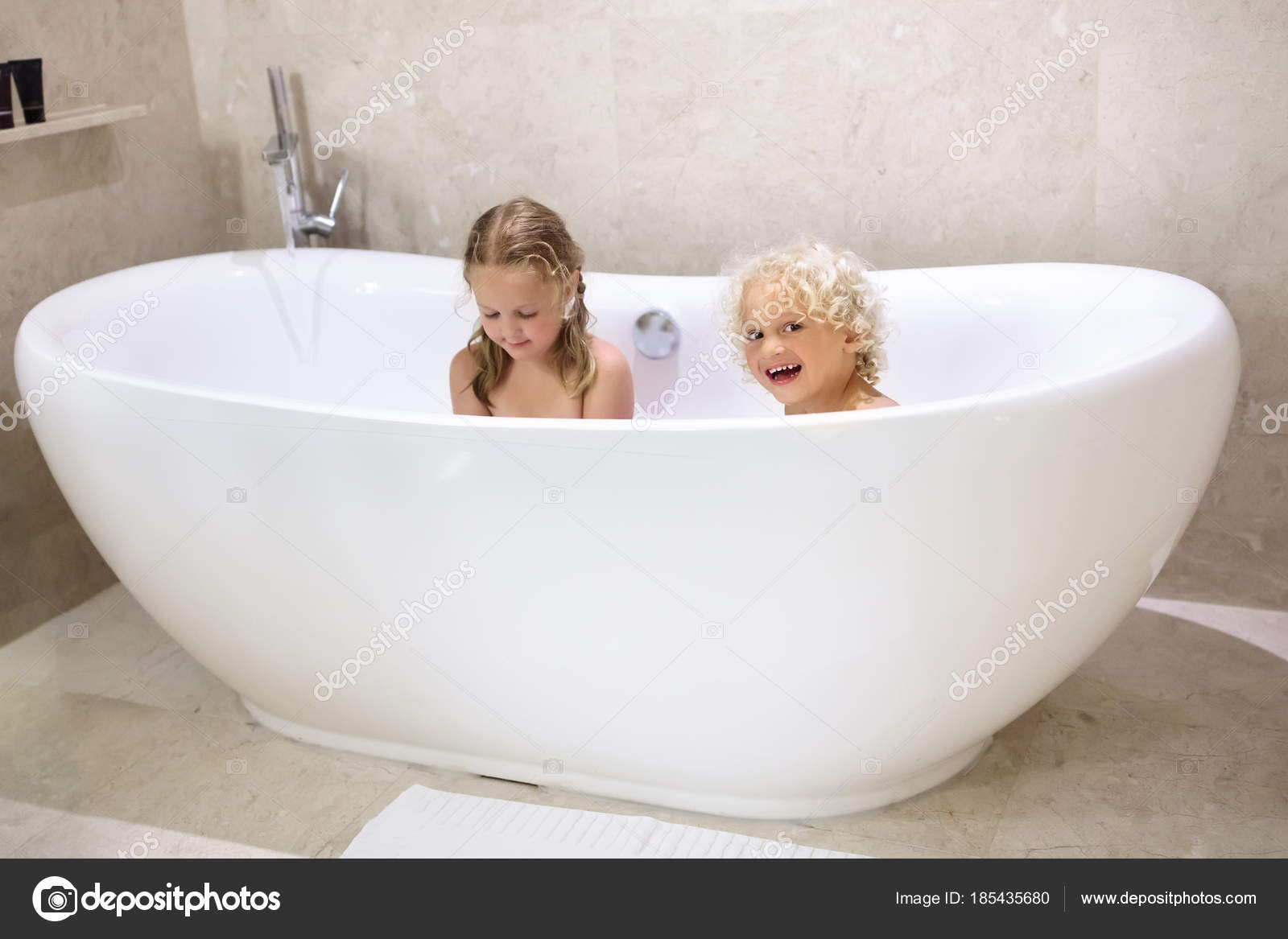 Kinderen in bad. Kinderen baden. Familie badkamer — Stockfoto ... Kinderen in bad. Kinderen baden. Familie badkamer — Stockfoto ...