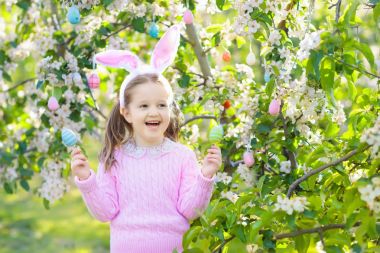 Çocuk Bahçe Paskalya yortusu yumurta üzerinde tavşan kulaklı avlamak