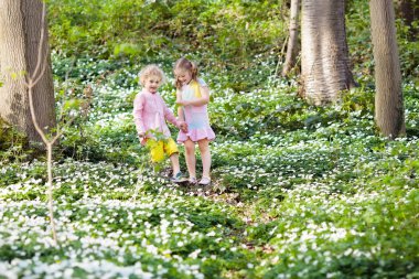 Çiçekli bahar parkta çocuklar