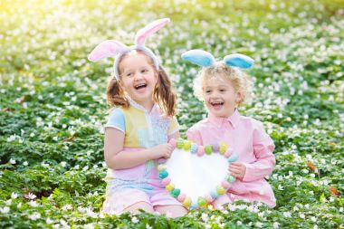 Çocuklarla tavşan kulaklara Paskalya yortusu yumurta avlamak.