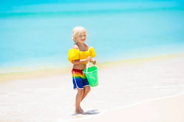 Les enfants jouent sur la plage tropicale. Jouet pour sable et eau . — Photo