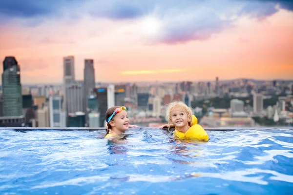 Kids swim in Singapore roof top swimming pool — Stock Photo, Image