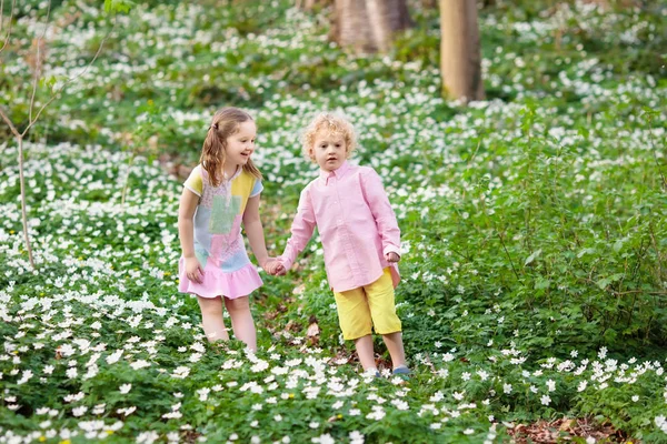 孩子们在春天公园与花 — 图库照片