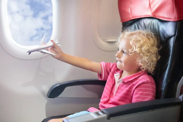 Kind vliegen in vliegtuig. Vlucht met kinderen. — Stockfoto