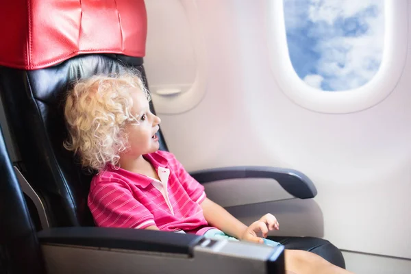 Niño volando en avión. Vuelo con niños . — Foto de Stock