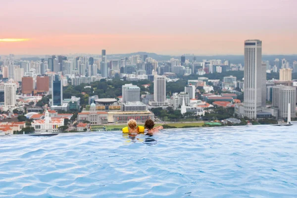 Kids swim in Singapore roof top swimming pool — Stock Photo, Image