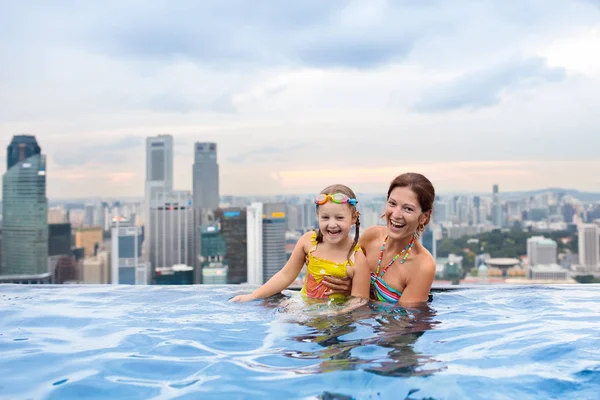 Anak-anak berenang di atas kolam renang atap Singapura. — Stok Foto