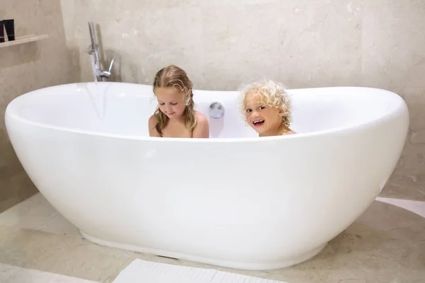 Barnen i badet. Barn som badar. Familjens badrum. — Stockfoto