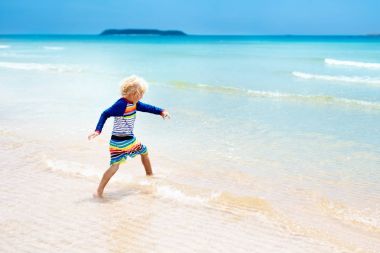 Çocuk tropik sahilde. Deniz tatil çocuklarla.