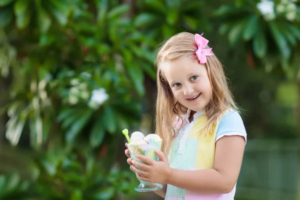 Gyerek eszik fagylaltot. Gyermek gyümölcs desszert. — Stock Fotó