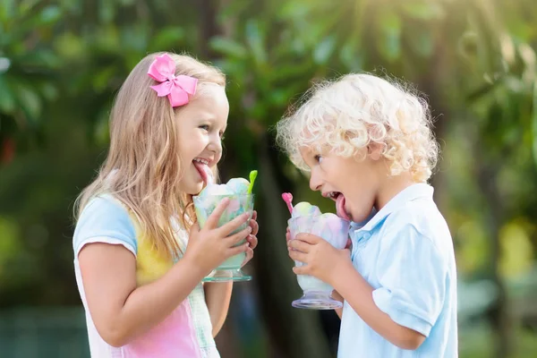 Kinderen eten van ijs. Kind met fruit dessert. — Stockfoto