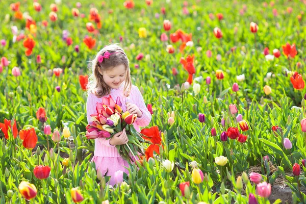 Bambina nel giardino dei fiori di tulipano — Foto Stock