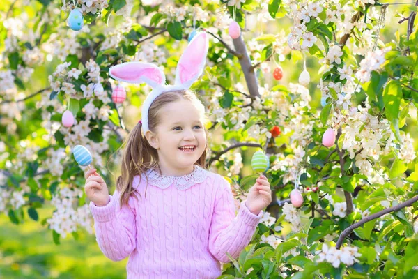 Dziecko z bunny uszy na ogród Pisanka polować — Zdjęcie stockowe