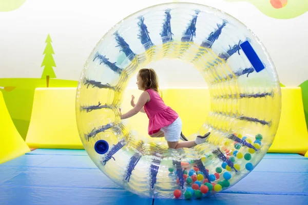 Gyermek játszani roller kerék. Gyerekek a trambulin. — Stock Fotó