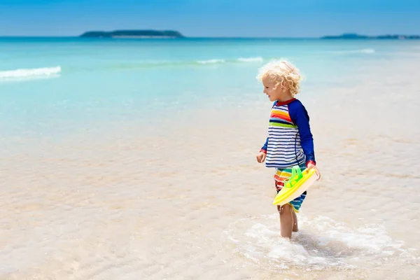 เด็กบนชายหาดเขตร้อน ทะเลวันหยุดกับเด็ก . — ภาพถ่ายสต็อก