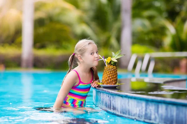 Enfant avec jus d'ananas au bar de la piscine — Photo